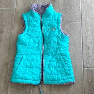 The North Face girl’s reversable vest in turquoise/grey foux fur sz XS(6)
